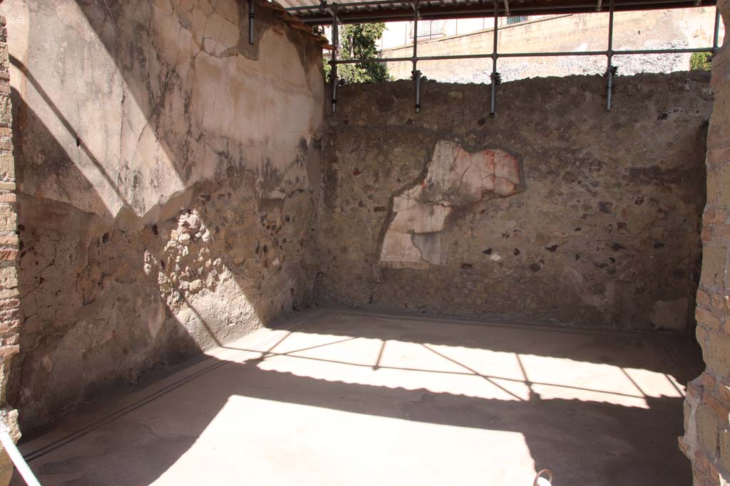 III.3 Herculaneum. September 2019. Looking towards south and west walls of triclinium, from second doorway into a small corridor.
Photo courtesy of Klaus Heese.
